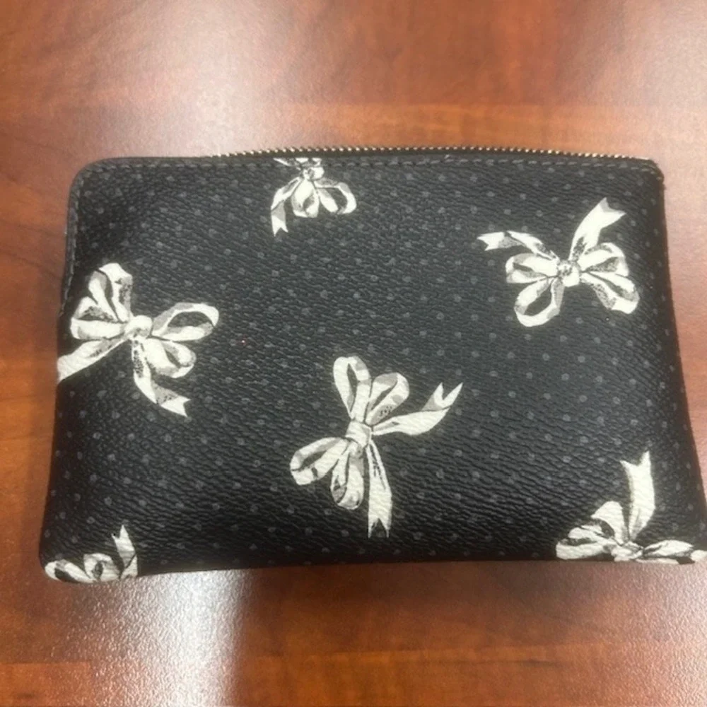 Coach Corner Zip Wristlet Black Bow Print Canvas CZ441 ZIPPER PULL/STRAP MISSING